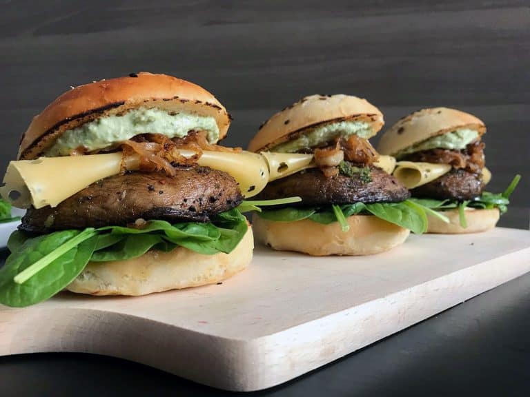 PortoBello burger s pestem z medvědího česneku