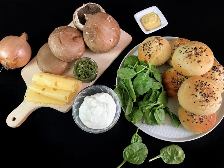 PortoBello burger s pestem z medvědího česneku