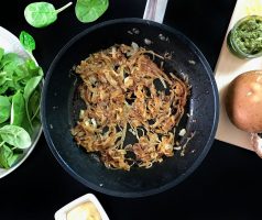 PortoBello burger s pestem z medvědího česneku