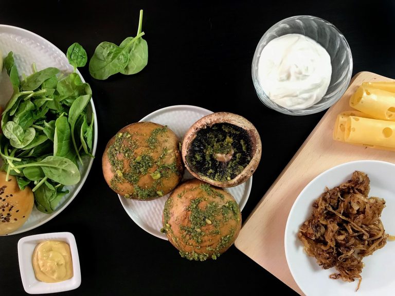 PortoBello burger s pestem z medvědího česneku