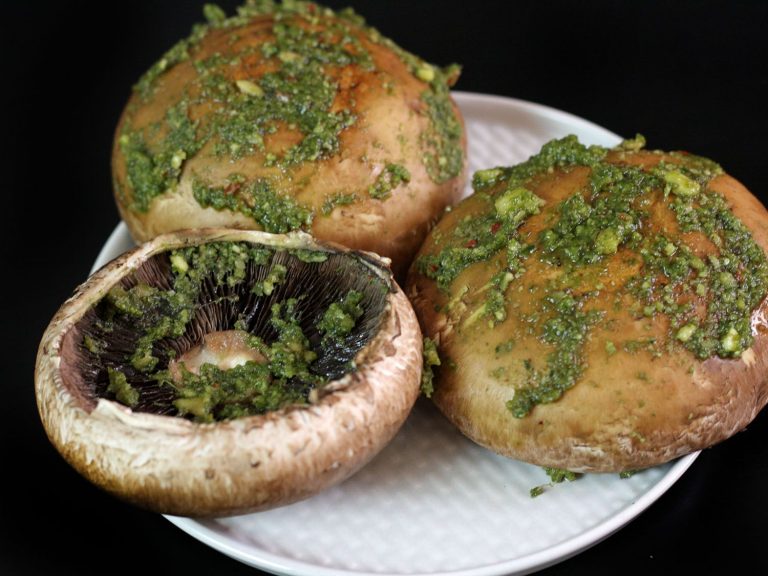 PortoBello burger s pestem z medvědího česneku