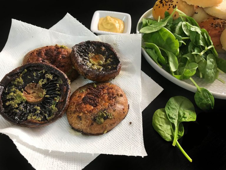 PortoBello burger s pestem z medvědího česneku