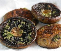 PortoBello burger s pestem z medvědího česneku