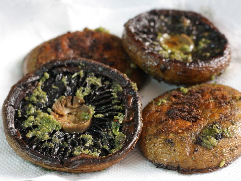 PortoBello burger s pestem z medvědího česneku