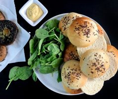 PortoBello burger s pestem z medvědího česneku