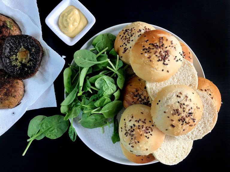 PortoBello burger s pestem z medvědího česneku