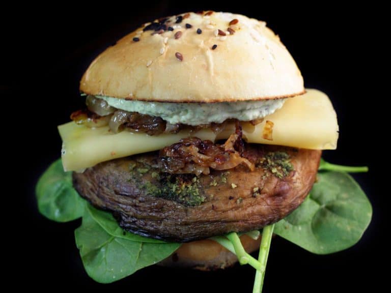 PortoBello burger s pestem z medvědího česneku