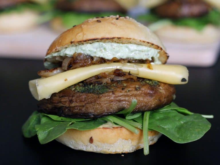 PortoBello burger s pestem z medvědího česneku