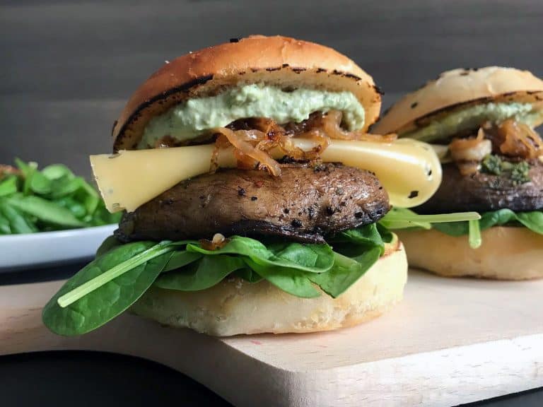 PortoBello burger s pestem z medvědího česneku