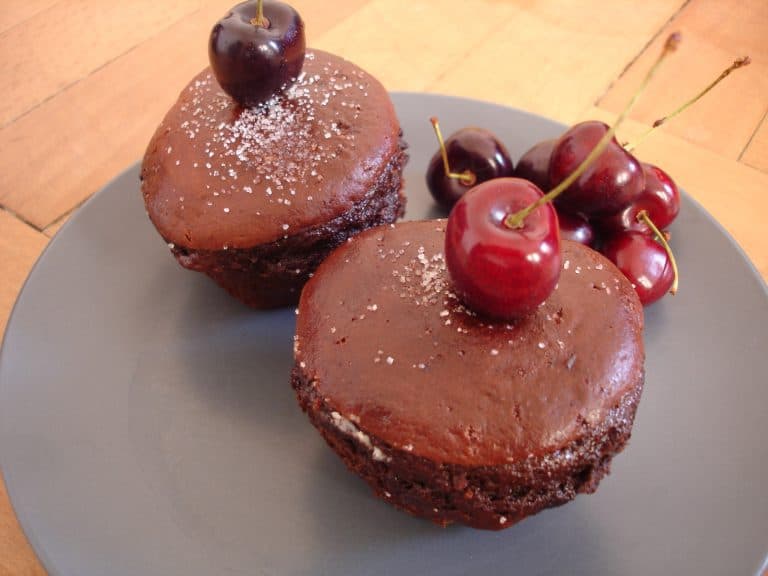 Čokoládové muffiny s třešněmi a sýrem Almette