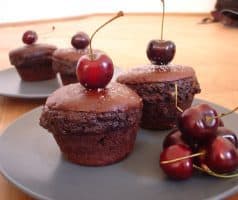 Čokoládové muffiny s třešněmi a sýrem Almette