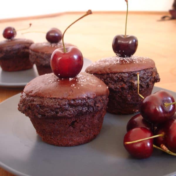 Čokoládové muffiny s třešněmi a sýrem Almette