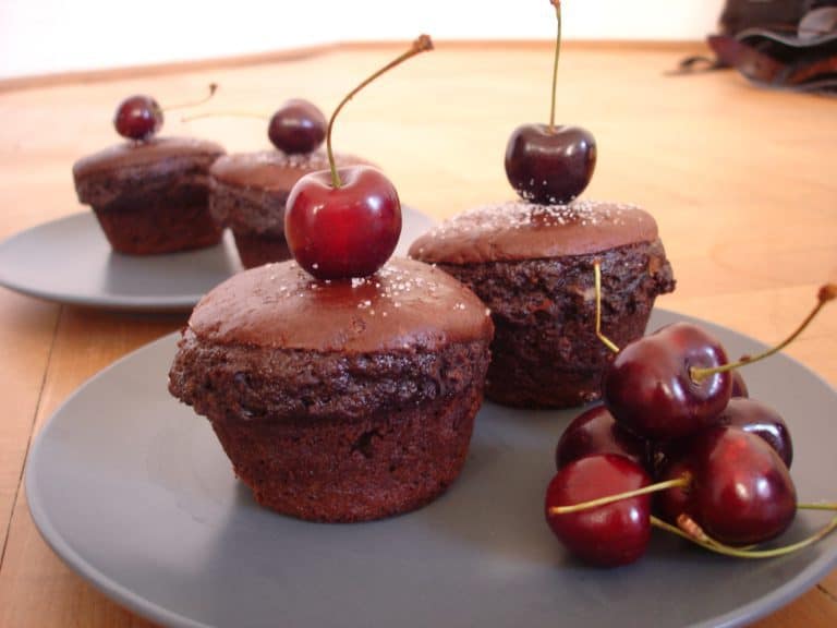 Čokoládové muffiny s třešněmi a sýrem Almette