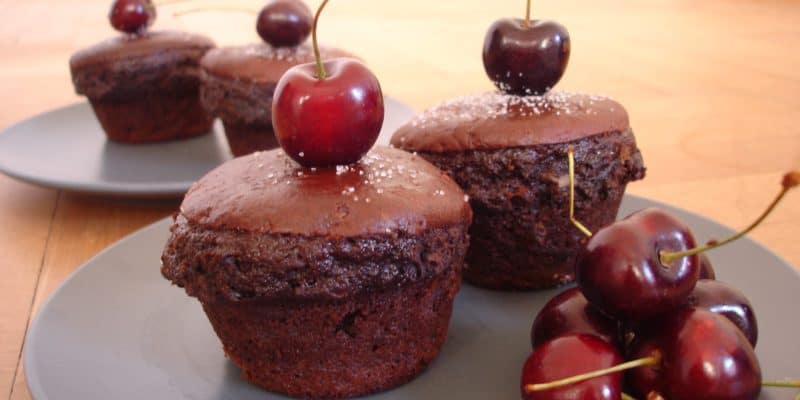 Čokoládové muffiny s třešněmi a sýrem Almette