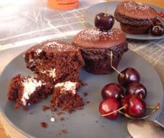 Čokoládové muffiny s třešněmi a sýrem Almette