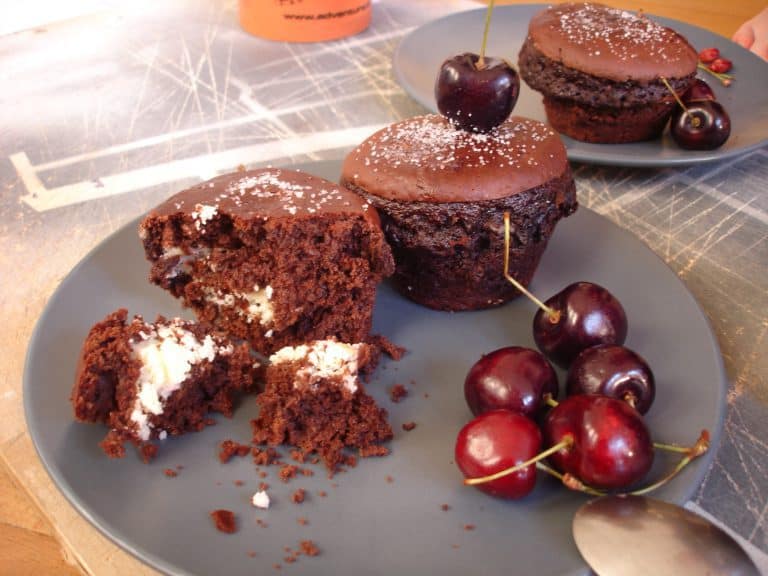 Čokoládové muffiny s třešněmi a sýrem Almette