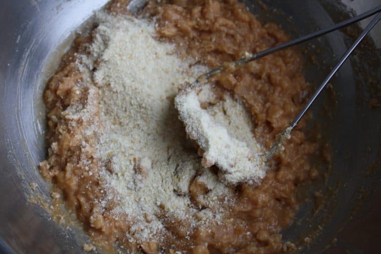 Karbanátky z bílých fazolí v tomatu a pórku