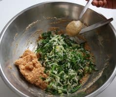 Karbanátky z bílých fazolí v tomatu a pórku