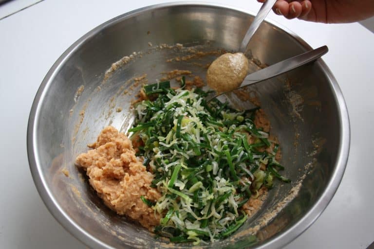 Karbanátky z bílých fazolí v tomatu a pórku