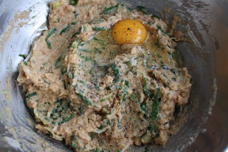 Karbanátky z bílých fazolí v tomatu a pórku