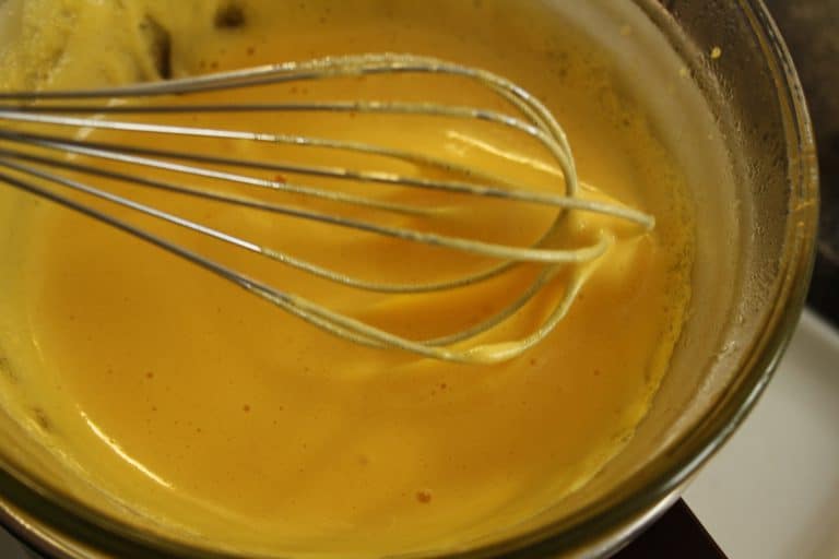 Čokoládová pěna s ostružinovým pyré