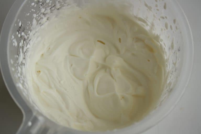 Čokoládová pěna s ostružinovým pyré