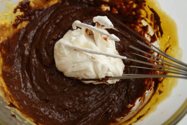 Čokoládová pěna s ostružinovým pyré