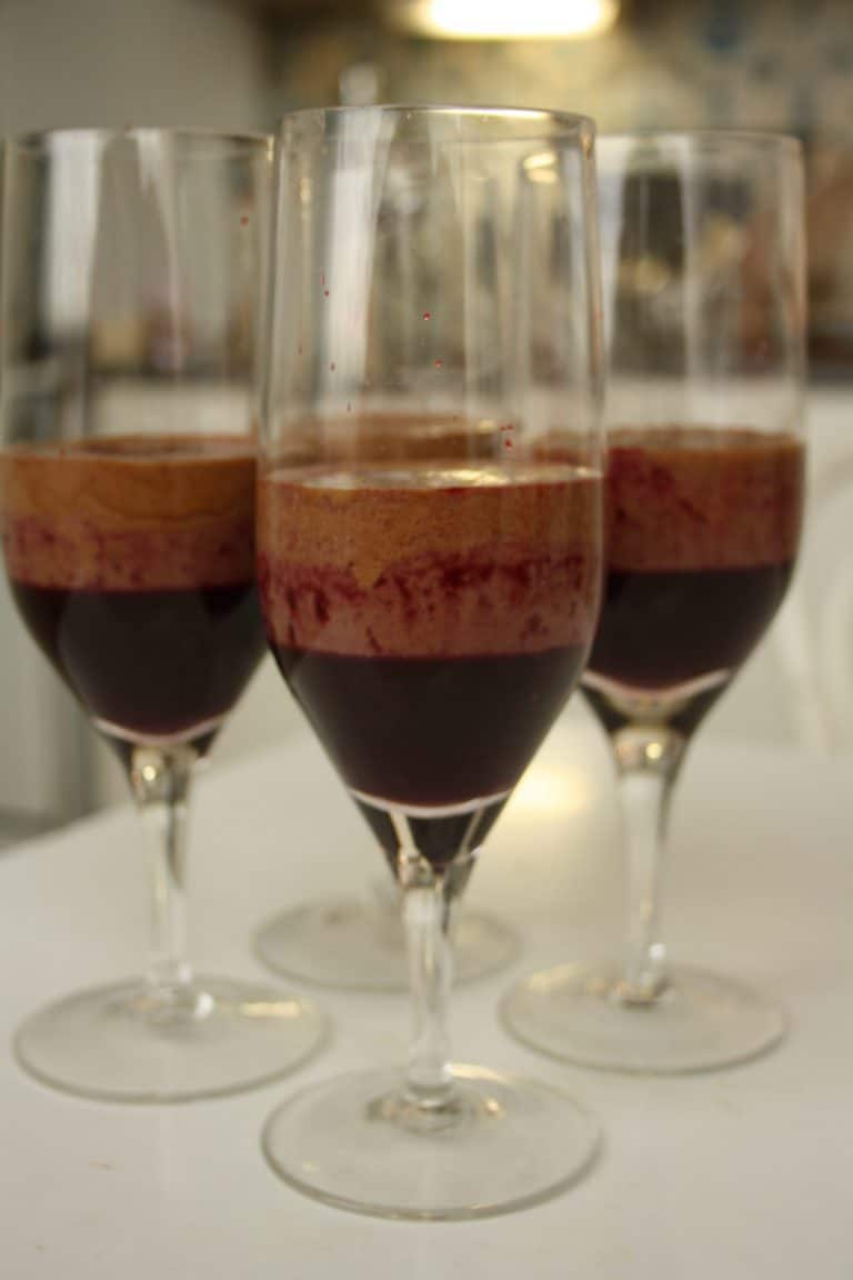 Čokoládová pěna s ostružinovým pyré