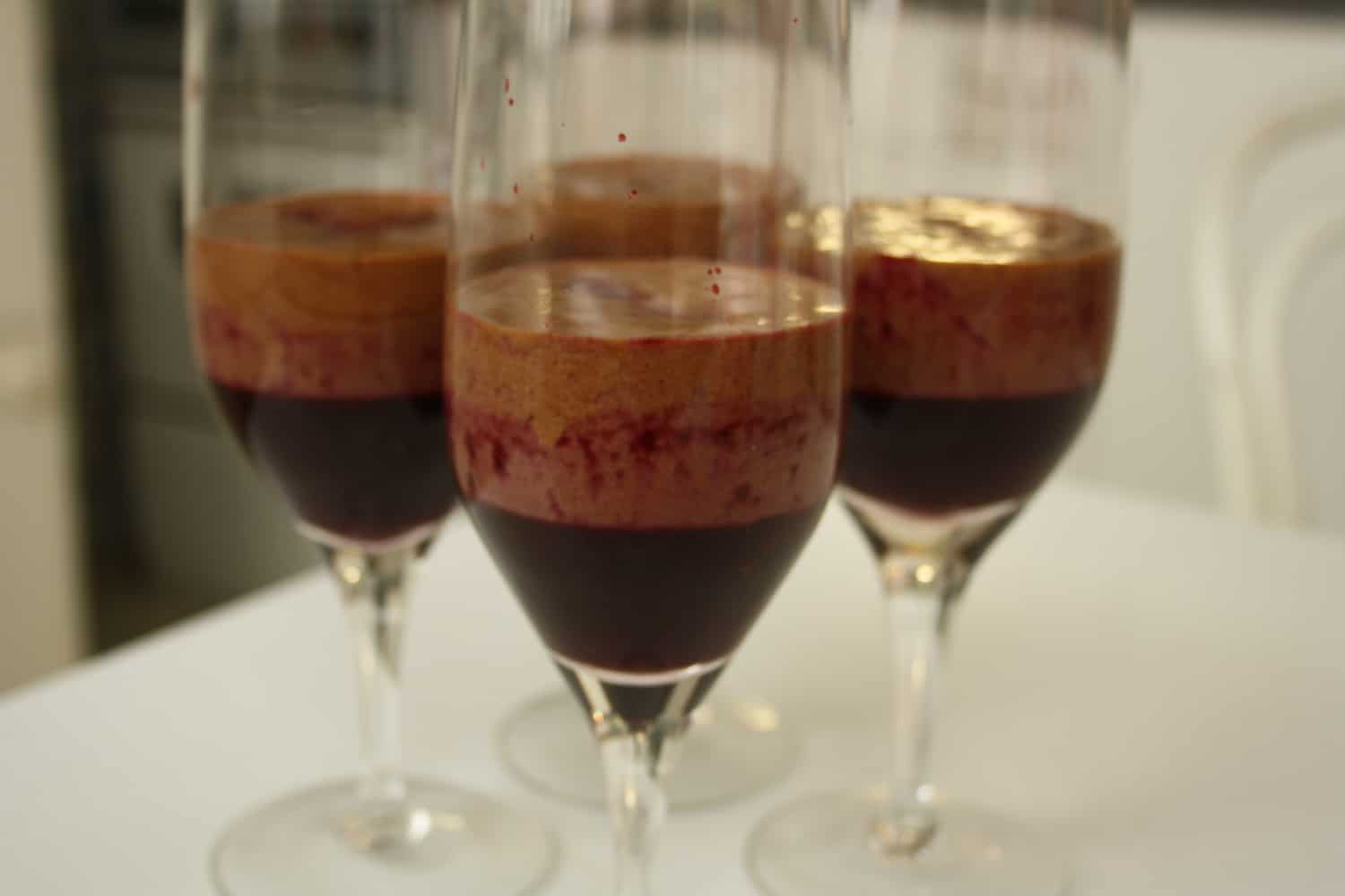 Čokoládová pěna s ostružinovým pyré