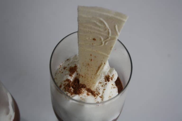 Čokoládová pěna s ostružinovým pyré