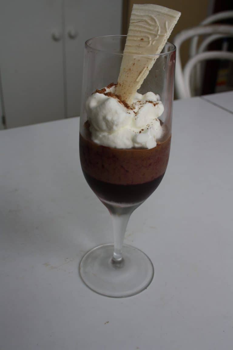 Čokoládová pěna s ostružinovým pyré