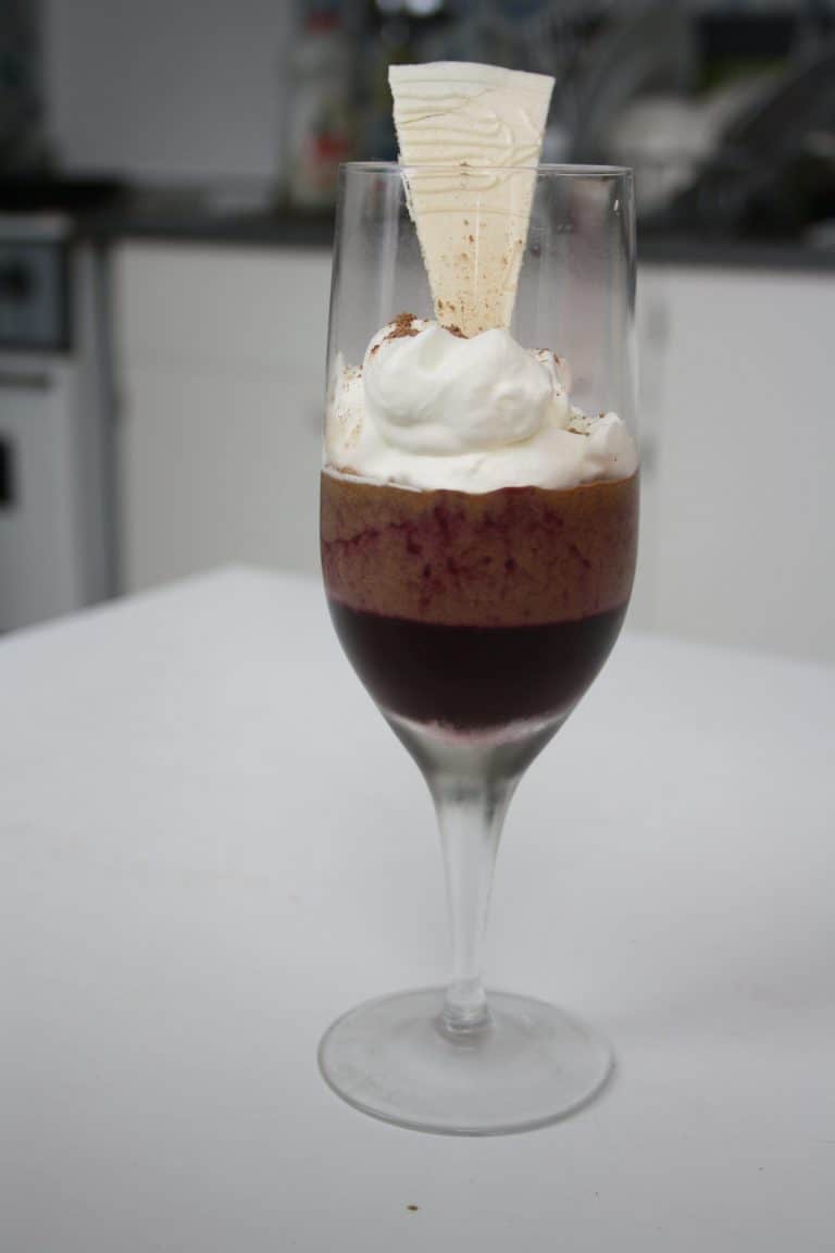 Čokoládová pěna s ostružinovým pyré