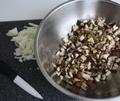 Houbová smaženice v bílkové omeletě