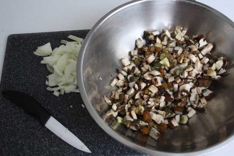 Houbová smaženice v bílkové omeletě