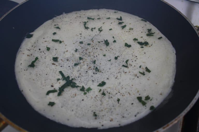 Houbová smaženice v bílkové omeletě