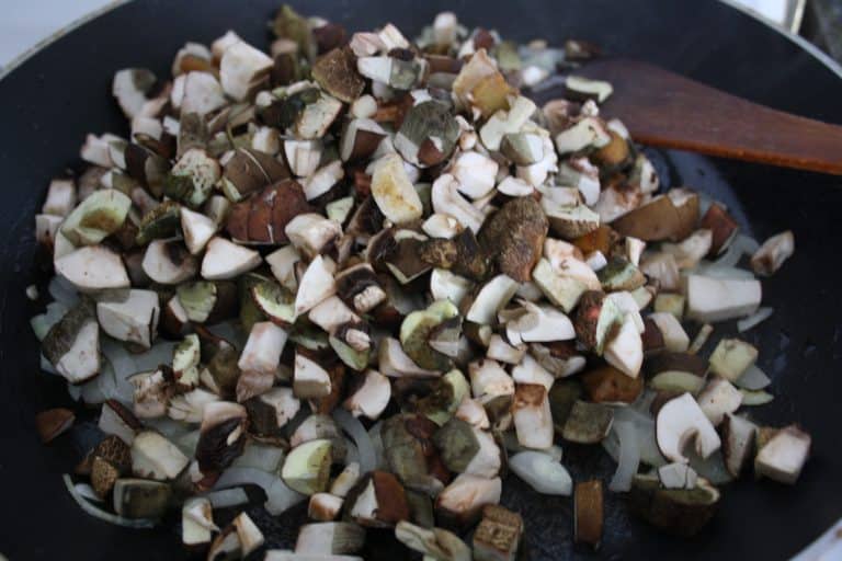 Houbová smaženice v bílkové omeletě