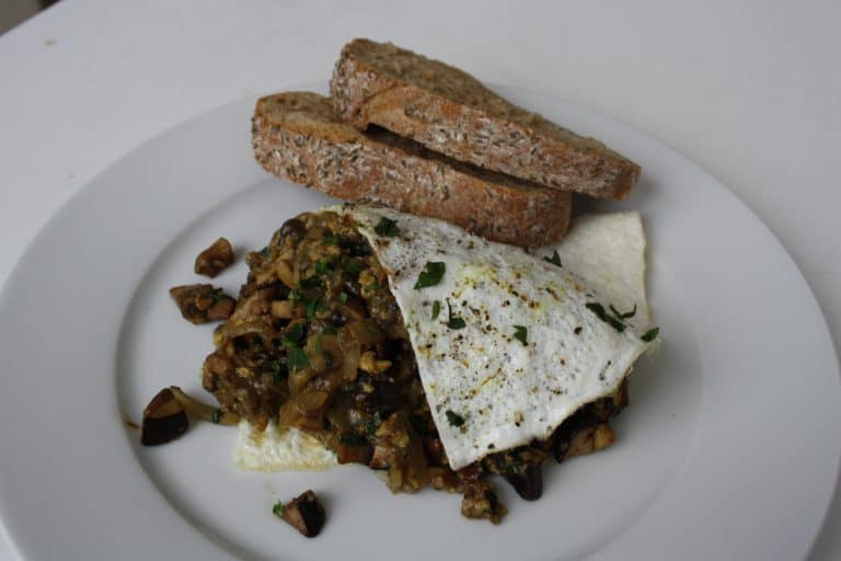 Houbová smaženice v bílkové omeletě