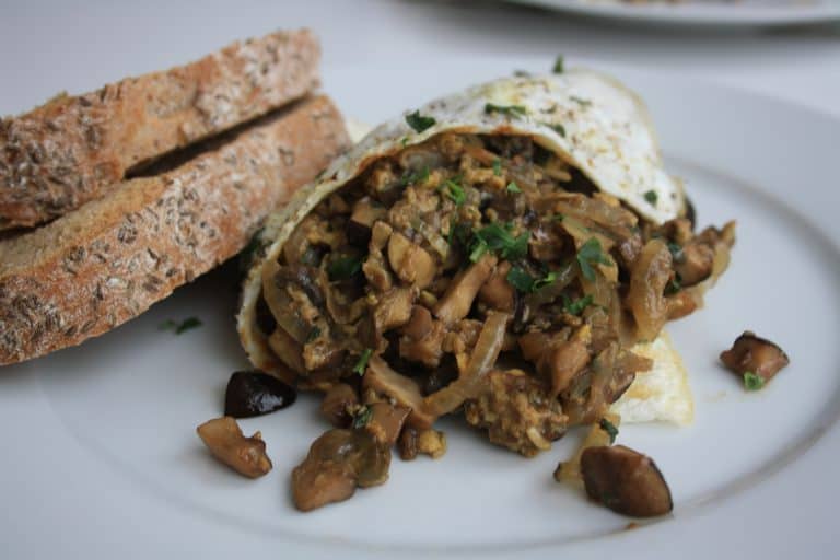 Houbová smaženice v bílkové omeletě