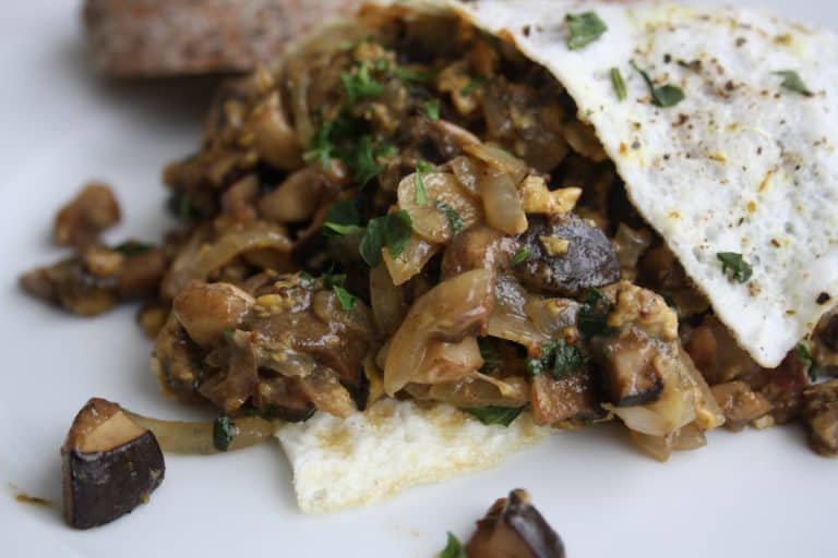 Houbová smaženice v bílkové omeletě