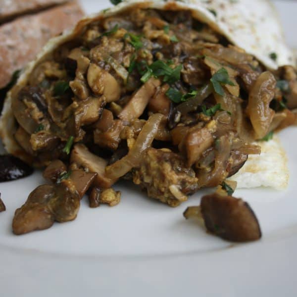 Houbová smaženice v bílkové omeletě