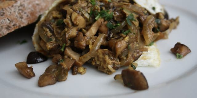 Houbová smaženice v bílkové omeletě