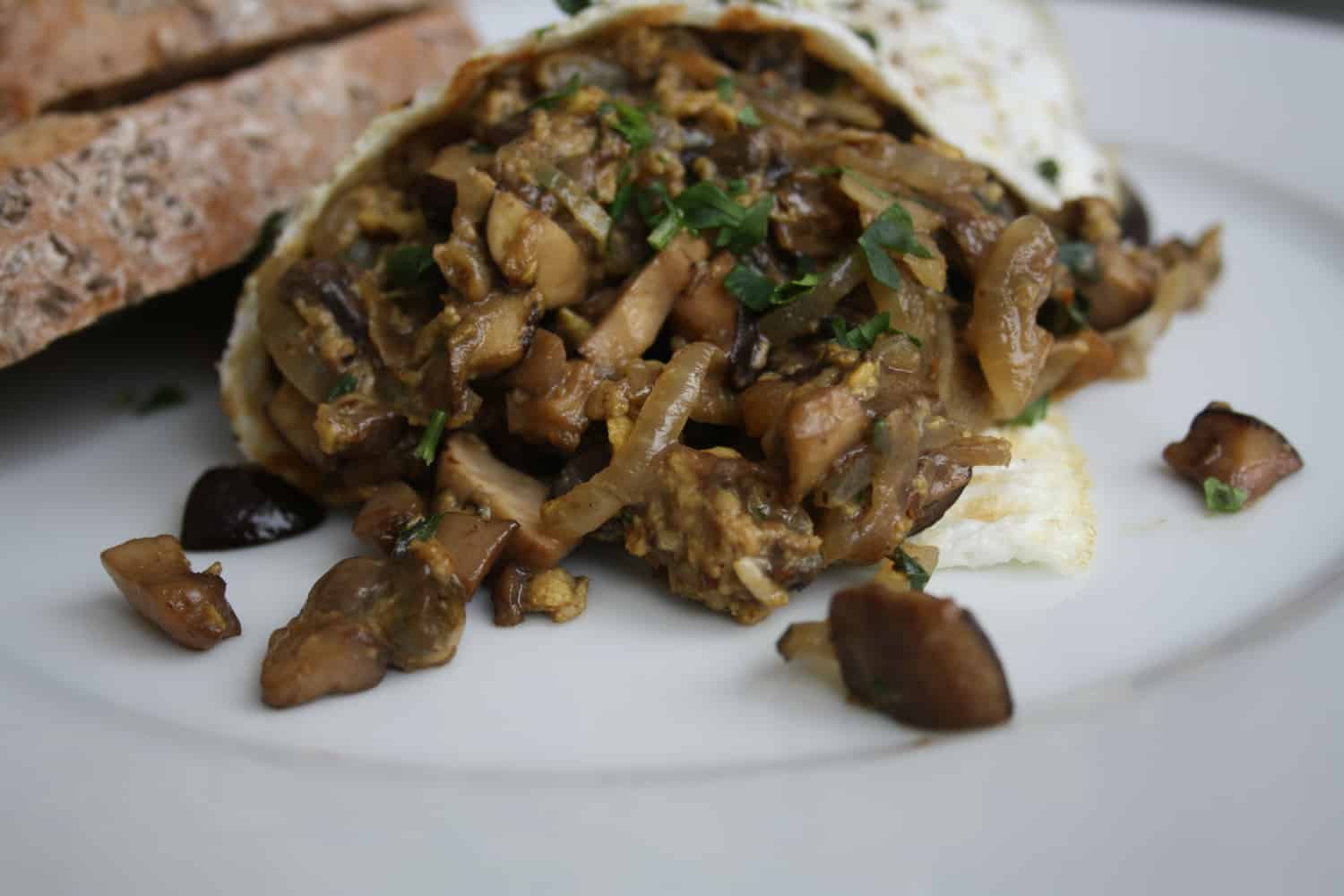 Houbová smaženice v bílkové omeletě