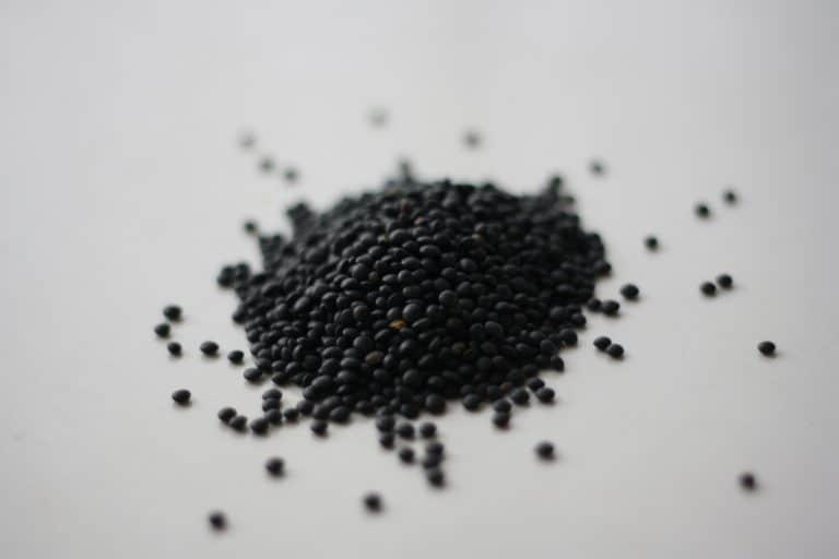 Chlebíčky s nivovou pomazánkou a černou čočkou