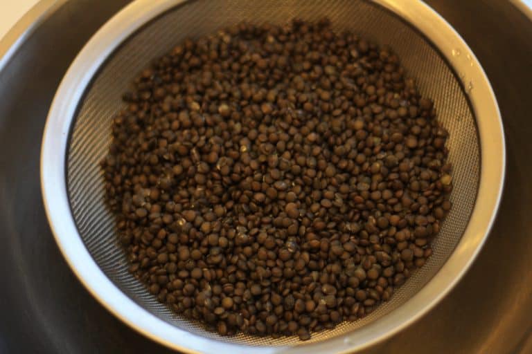 Chlebíčky s nivovou pomazánkou a černou čočkou