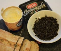 Chlebíčky s nivovou pomazánkou a černou čočkou