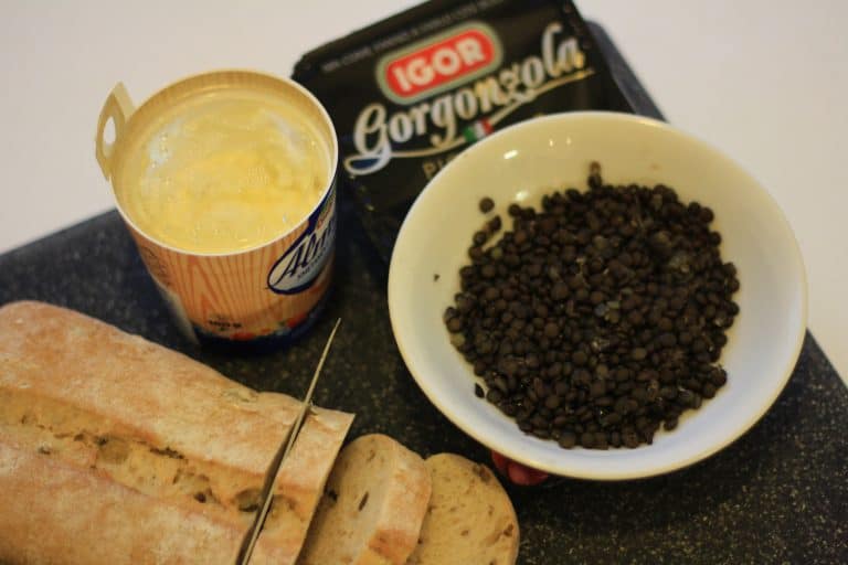 Chlebíčky s nivovou pomazánkou a černou čočkou