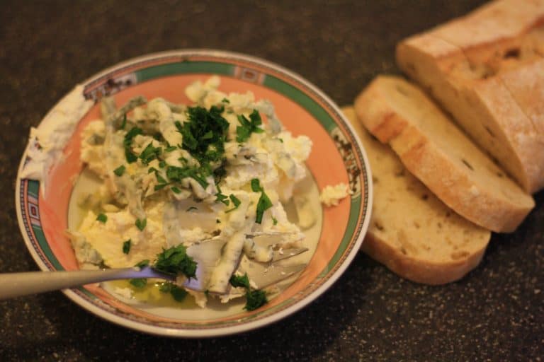 Chlebíčky s nivovou pomazánkou a černou čočkou