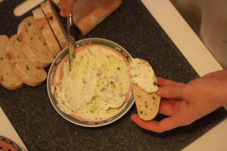 Chlebíčky s nivovou pomazánkou a černou čočkou