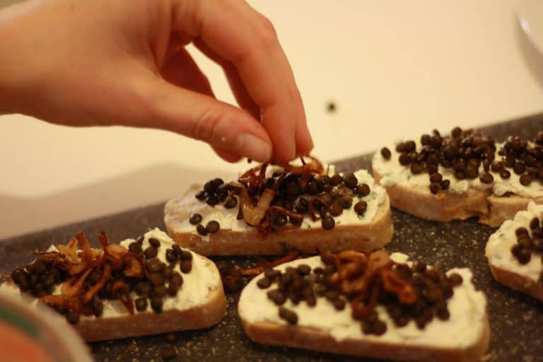 Chlebíčky s nivovou pomazánkou a černou čočkou