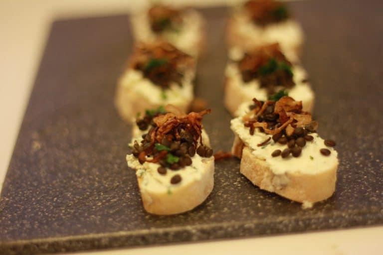 Chlebíčky s nivovou pomazánkou a černou čočkou